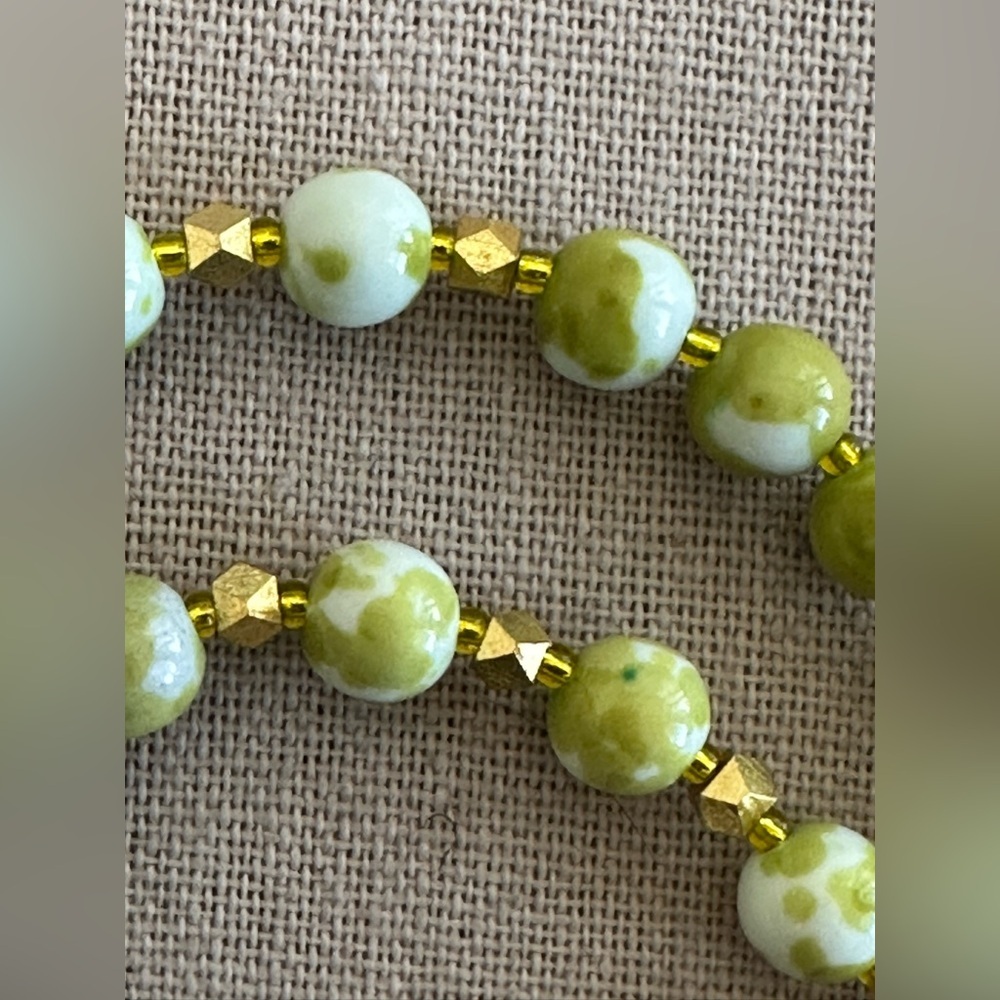 22-1/2 inch Elegant Green Beaded Necklace with Gold Accents - Picture 9 of 14